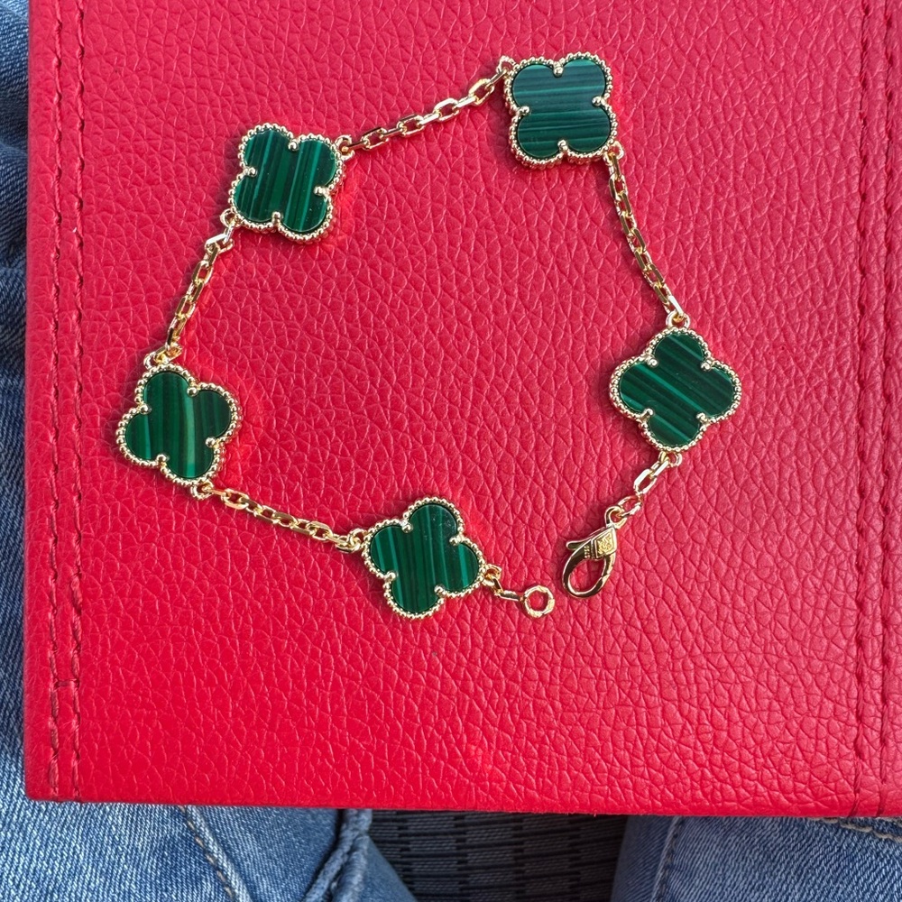Elegant Gold and Green Clover Bracelet